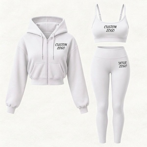 Conjunto deportivo de 3 piezas para mujer con logotipo personalizado, chaqueta deportiva con cremallera de manga larga, sujetador deportivo y pantalones capri para correr. - Product Image 1