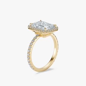 Anillo de Compromiso con Halo de Diamantes Cultivados en Laboratorio, Corte Esmeralda de 4 Quilates, Banda Pavé de Oro Amarillo de 14K, Joyería Personalizada al por Mayor - Product Image 1