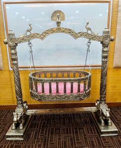 Berceau décoratif moderne en bois de teck, style paon royal indien, artisanal allemand, avec balançoire argentée, pour bébé, Palna Jhula Namkaran Pooja, en promotion au Royaume-Uni - Product Image 3