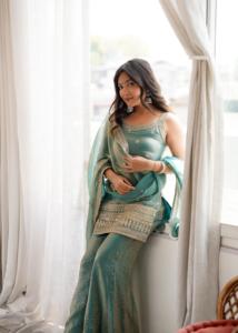 Conjunto de Kurta de Seda Bordada de Moda para Mujer al por Mayor con Dupatta y Pantalón Acampanado con Trabajo de Lentejuelas, Dori y Zari, Tallas XS a XXL - Product Image 5