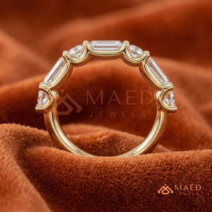 แหวนเพชร 5 เม็ด ทอง 18K | แหวนหมั้นเพชรทรงกลมเจียระไนแบบบริลเลียนท์และเพชรแล็บโกรว์สีมรกต | เครื่องประดับ VVS แบบสั่งทำสำหรับผู้หญิง - Product Image 2