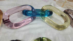 ห่วงโซ่อะคริลิคติดผนังที่ทันสมัยทำด้วยมือประดับเรซิ่นเชื่อมโยงที่กำหนดเองสำหรับตกแต่งบ้านมีเคลือบเงา - Product Image 5