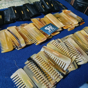 หวีเขาควายคุณภาพสูงจาก SmarkExports เป็นมิตรกับสิ่งแวดล้อม ผลิตด้วยมือ รับทำโลโก้ ดูแลเส้นผมอย่างอ่อนโยน ใช้งานได้ยาวนาน - Product Image 2