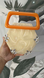 กระเป๋าคลัทช์เรซิ่นสีดำและสีงาช้างมุก ดีไซน์เฉพาะตัว ทำมือ แฟชั่น ทันสมัย ลายเรขาคณิต โดย มัลติคราฟท์ - Product Image 5