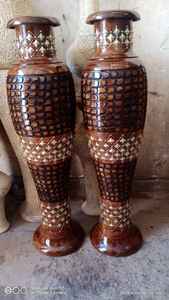 Jarrón de suelo de madera ligero, artesanal y tradicional, con incrustaciones de latón, tallado, alto y decorativo, para la entrada del hogar y la sala de estar. - Product Image 2