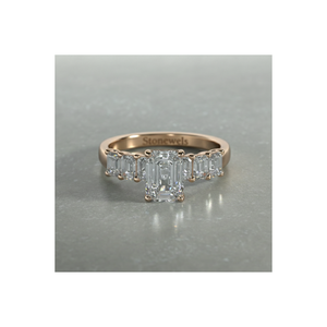 Anillo de compromiso Stonewels con diamante cultivado en laboratorio, corte esmeralda en el centro, piedras laterales tipo baguette, chapado en oro rosa, engaste de garras. - Product Image 1