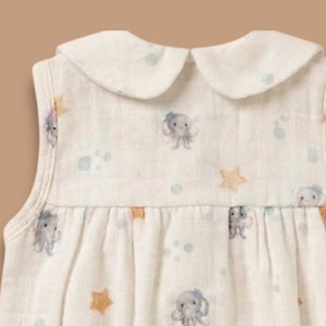 Cot & Candy - Pelele de muselina orgánica con cuello Peter Pan y estampado, colección Summer Lagoon Life - Product Image 4