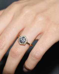 Bague classique vintage en or massif 14 carats avec diamant de laboratoire rond de 1,00 carat, formes hexagonales, pour femme, surprise de mariage - Product Image 2