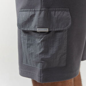 Ensemble t-shirt et short gris pour homme, style poche, tissu léger et respirant, tenue de sport décontractée d'été en deux pièces - Product Image 4
