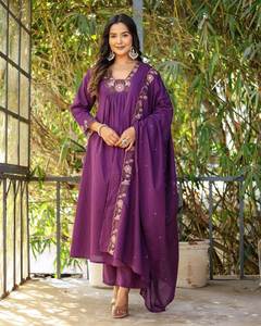 Ensemble Anarkali en rayonne douce effet flammé, brodé, col bateau évasé, manches trois quarts, avec dupatta en coton Chanderi, idéal pour les fêtes, style moderne - Product Image 1