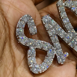 Colgante de Moissanita Incolora con Incrustaciones de Diamantes Estilo Hip Hop en Plata 925 - Letras SNEAKY con Colgante de Corona para Uso Diario de Mujer - Product Image 4