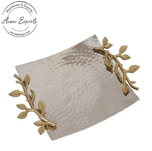 Plateau carré en aluminium artisanal de qualité supérieure, avec poignée en forme de branche de feuille, idéal pour servir les plats et décorer la table. - Product Image 3