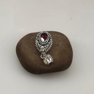 จี้เพชรพลอยธรรมชาติรูปทรงลูกแพร์ ยี่ห้อ NIKHIL GEMS พร้อมช่องเก็บของแบบซ่อน ดีไซน์วินเทจ สำหรับงานหมั้น ทำด้วยมือจากเงินแท้ 925 ชุบทอง/เงิน - Product Image 5