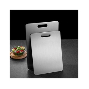 Planche à découper en métal écologique et durable, utilisable en cuisine, disponible en différentes tailles - Product Image 5