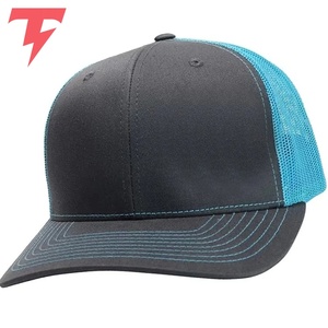 Gorra trucker premium con espalda de malla, diseñada para brindar comodidad, transpirabilidad y durabilidad, lo que la convierte en perfecta para deportes, viajes y actividades al aire libre. - Product Image 3