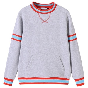 Sweat-shirt gris à col rond pour femmes de l'université, avec poches à rayures rouges et bleues, vêtements décontractés en tricot pour l'automne - Product Image 1