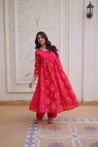 Elegante Conjunto de Kurta de Seda Rosa, Kurti de Diseñador con Bordado Detallado, Atuendo Étnico Ligero para Ocasiones Festivas - Product Image 4