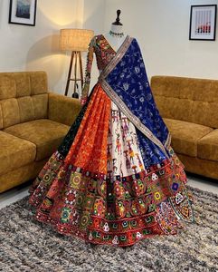 Lehenga Choli de Seda de Diseño para Mujer, Lehenga Étnica Tradicional Estampada con Dupatta |   Ropa Festiva y para Bodas - Product Image 1