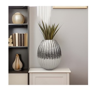 Vase en aluminium moulé, accent décoratif pour la maison, conçu pour sublimer les intérieurs résidentiels avec une expression artistique élégante - Product Image 3