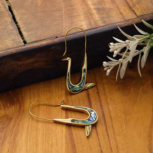 Boucles d'oreilles créoles en laiton plaqué or, motif oiseau grue, incrustation de coquille d'ormeau, faites à la main, vente en gros - Product Image 3