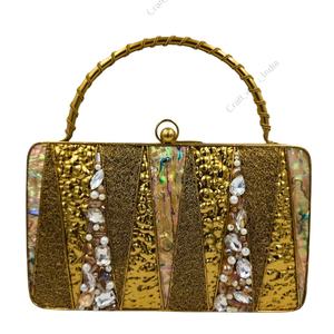 Pochette de soirée de luxe indienne artisanale en nacre avec panneaux dorés martelés, incrustation d'ormeau et accents de perles de cristal - Product Image 1