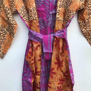 Kimono en soie de sari indien vintage, peignoir en soie douce, robe patchwork taille unique, tenue de nuit multicolore, robe confortable pour la maison - Product Image 4