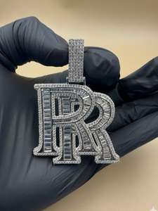 จี้เพชรโมอิสซาไนต์ทรงบาแกตต์แบบกำหนดเอง เงินแท้ 925 ประดับเพชรเต็มตัวอักษร จี้ตัวอักษรชื่อหรูหรา สไตล์ฮิปฮอป สำหรับเป็นของขวัญ - Product Image 6