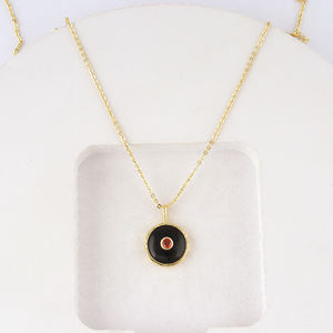 Collar de cadena con colgante redondo de ónix negro y pequeños dijes de circonita cúbica con bisel, chapado en oro de 18k, para hombre y mujer, venta al por mayor. - Product Image 4