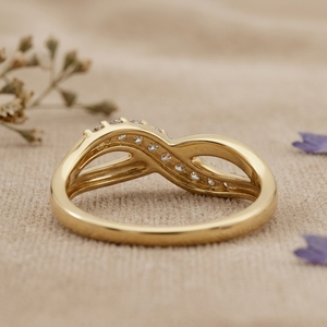 Anillo de Diamantes Moderno con Diseño de Espiral para Mujer, Banda Ondulada Dorada Minimalista, Anillo de Compromiso de Moissanita - Product Image 5