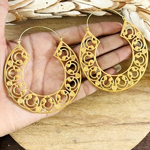 ต่างหูห่วงลายฉลุโบโฮสวยงาม ดีไซน์แบบชนเผ่า ตกแต่งด้วยทองเหลืองชุบทอง 18k ลายมันดาลา สำหรับผู้หญิง ขายส่ง รับผลิตแบบ OEM ODM - Product Image 4