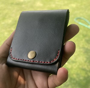 Cartera Unisex Hecha a Mano, Ecológica, de Cuero Genuino con Cierre de Botón |   Bolsillo para Monedas, Ranuras para Tarjetas y Compartimento para Efectivo - Product Image 1
