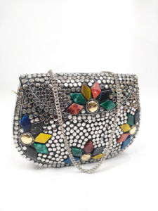 Pochette de soirée artisanale de créateur par des artisans indiens, en métal mosaïque et fer, pour les fêtes et célébrations féminines, vente d'artisanat en résine - Product Image 4