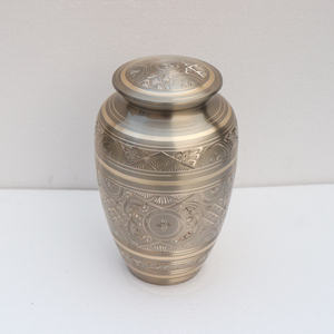 Urna Funeraria de Latón Grabada a Mano de Primera Calidad con Acabado Bronce, Grabado Personalizado, Forma Clásica para Guardar Cenizas Humanas - Product Image 2