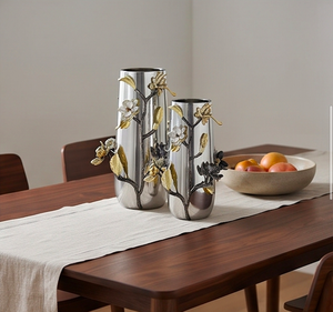 Jarrón de Metal Contemporáneo Hecho a Mano con Cuerpo Plateado y Relieve Floral Dorado y Negro para Centro de Mesa, Decoración Floral para Sala de Estar - Product Image 6