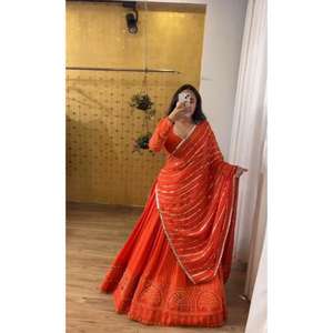 Tissu moderne réversible pour Lehenga Choli, idéal pour mariages et Diwali, pour femmes, taille jusqu'à 44, en Faux Gorgette avec broderies de fils et sequins, personnalisable - Product Image 1