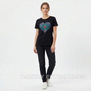 Camiseta Personalizada para Mujer, Color Verde Oscuro, Estampado de Mandala y Corazón, Tallas Grandes, Estilo Boho, Fabricante de Ropa, Venta al Por Mayor - Product Image 4