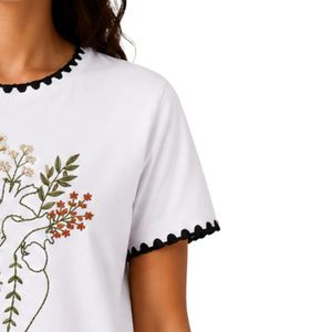 เสื้อยืดผู้หญิงสีขาวปักลายหัวใจสไตล์พฤกษศาสตร์ ขอบสีดำตัดกัน คอกลม แขนสั้น แฟชั่นลำลอง รับผลิตแบบ OEM ODM ตามสั่ง - Product Image 4