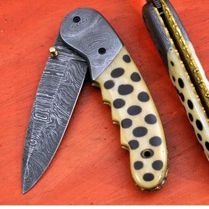 Couteau pliant en acier Damas, lame à pointe tombante, manche jaune avec points noirs, bouton de pouce, couteau de poche - Product Image 1