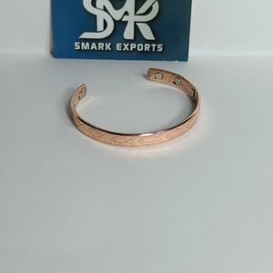 Brazalete Magnético Ajustable de Cobre con Patrón Grabado, Tradicional, Ligero, Energía Curativa, Kada de Cobre Unisex Hecho a Mano - Product Image 5