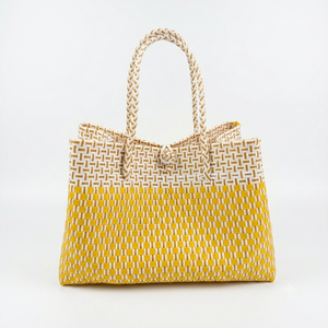 Bolso de hombro de plástico reciclado tejido a mano, cesta de mercado reutilizable ecológica, bolso de compras impermeable hecho a mano para la playa en verano - Product Image 1