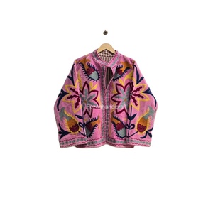 Chaqueta de Terciopelo Rosa Bebé, Chaqueta con Bordado Uzbeko, Chaqueta Corta Cosida a Mano, Chaqueta Estilo Boho Chic con Dos Bolsillos Laterales - Product Image 1
