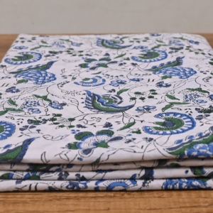 ผ้าฝ้ายพิมพ์ลายบล็อกสีขาวพรีเมียม ลายดอกไม้สีฟ้าเขียว สำหรับตัดเย็บเสื้อผ้า ของตกแต่งบ้าน - Product Image 4