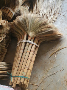 Balai en paille souple à manche en bois fait main pour usage domestique par Green Future Vietnam - Product Image 1