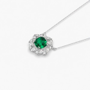 Collier pendentif en moissanite en forme de feuille, taille brillante, sertissage griffe, cadeau de mariage pour femme, bijoux de style romantique et luxueux, plaqué or - Product Image 2