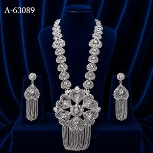 Ensemble de bijoux de mariée de luxe plaqué or 24 carats avec zircon, collier et boucles d'oreilles tendance et traditionnels A-63088 - Product Image 2
