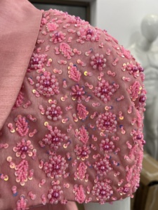 Traje de Pantalón Rosa de Lujo para Mujer |   Conjunto de Chaqueta con Cuentas en los Hombros y Pantalones Anchos - Product Image 6