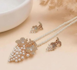 Conjunto de Collar y Pendientes de Perlas y Circonia Cúbica Estilo Victoriano, Chapado en Oro de 22K, Joyería de Novia, Regalo Vintage para Mujer - Product Image 1