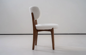 Chaise de salle à manger moderne avec revêtement en bouclette blanche et pieds en bois de noyer massif - Product Image 4