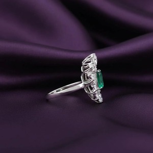 Anillo Ovalado con Halo de Esmeralda, Plata 925, Chapado en Oro Blanco de 14K, con Moissanita, Regalo de Aniversario, Estilo Minimalista - Product Image 2