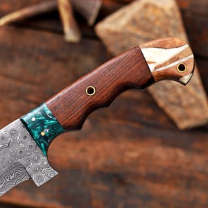 มีดแทร็คเกอร์ใบมีดเหล็กดามัสกัสทำมือพร้อมปลอก - มีดลายหยดน้ำแบบฟูลแทงก์พร้อมด้ามไม้พะยูงและเรซิ่น - Product Image 5